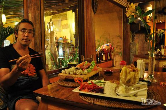 Jantando em famoso restaurante de comida oriental na Praia do Rosa, litoral sul de Santa Catarina